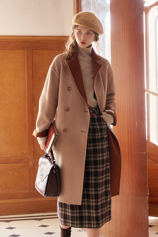 **Two-wear reversible wool coat (투 웨어 리버서블 울 코트)_2가지 색상**

가을과 겨울, 여성의 우아함을 더해줄 투 웨어 리버서블 울 코트입니다. 베이지와 브라운 두 가지 색상으로 출시되어, 어떤 스타일에도 매치하기 용이합니다. 부드러운 울 소재와 두꺼운 두께감으로 따뜻하고 포근한 착용감을 선사하며, 더블 버튼 디자인과 롱 기장, 레귤러 핏으로 클래식하고 베이직한 분위기를 연출합니다. 출근룩, 오피스룩, 모임룩 등 다양한 TPO에 활용할 수 있으며, 미니멀, 시크 스타일을 즐겨 입는 분들께 추천합니다.

