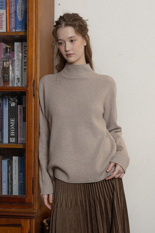 클래식 솔리드 컬러 니트 웜 탑_2color는 가을, 겨울 시즌 여성 고객을 위한 터틀넥 니트 스웨터입니다. 부드러운 촉감의 울 소재로 제작되어 보온성이 뛰어나며, 루즈핏 디자인과 긴 소매 기장으로 편안한 착용감을 선사합니다. 베이직하고 미니멀한 스타일로 출근룩을 포함한 다양한 일상 룩에 활용하기 좋으며, 무지 패턴의 베이지 컬러로 어떤 옷에도 쉽게 매치할 수 있습니다. 두꺼운 두께감으로 따뜻함을 더해주는 클래식한 디자인의 니트 탑입니다.
