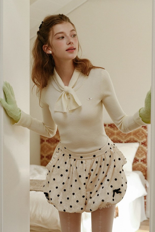 스카프 칼라 슬림 니트 탑은 여성스러운 실루엣을 강조하는 우아하고 클래식한 디자인의 상의입니다. 부드러운 니트 소재로 제작되어 가을과 겨울에 따뜻하게 착용할 수 있으며, 슬림핏으로 날씬한 라인을 연출합니다. 스카프 디테일이 더해져 미니멀하면서도 시크한 무드를 자아내며 오피스룩, 모임룩, 데이트룩 등 다양한 TPO에 활용할 수 있습니다. 아이보리, 화이트 두 가지 컬러로 출시되어 어떤 하의와도 쉽게 매치할 수 있습니다. 긴 소매 기장과 두꺼운 두께감으로 포근함을 더했습니다.
