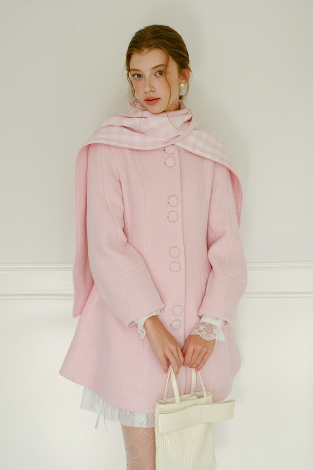 **스카프 슬림 하프 코트**는 여성스러운 분위기를 자아내는 핑크 컬러의 하프 코트입니다. 울 소재로 제작되어 부드러운 촉감을 선사하며, 봄, 가을에 착용하기 좋습니다. 우아하고 엘레강스한 스타일을 연출하며, 스카프 디테일과 레이스 트리밍이 돋보입니다. 싱글 버튼 여밈과 슬림핏 디자인으로 세련된 핏을 자랑하며, 데이트룩, 모임룩, 소개팅룩 등 다양한 TPO에 활용할 수 있습니다. 클래식, 미니멀, 로맨틱 스타일을 선호하는 분들께 추천합니다.
