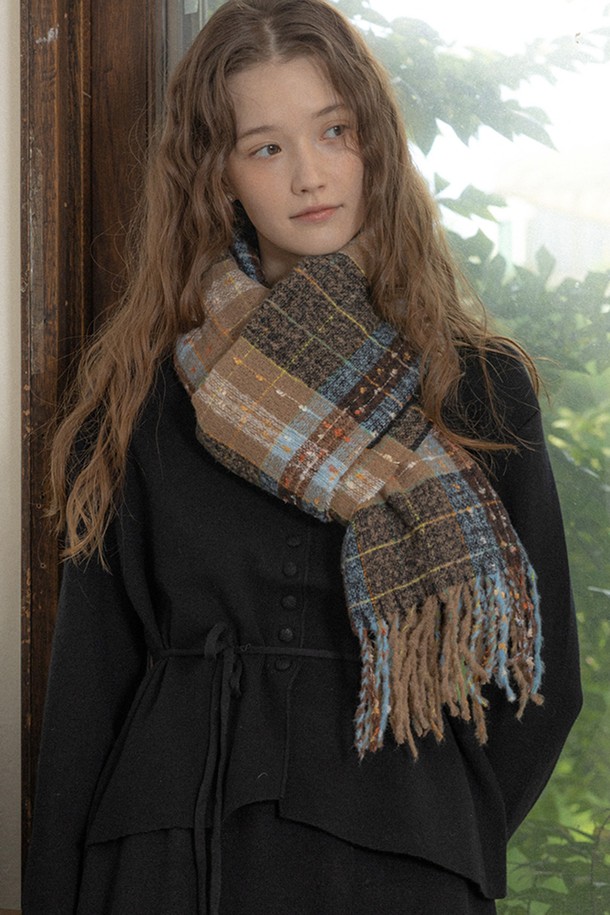 브라운과 블루 두 가지 색상으로 제공되는 플레인 컬러 체크 머플러입니다. 부드러운 울 소재로 제작되어 가을과 겨울에 따뜻하게 착용할 수 있으며, 일상에서 캐주얼하고 베이직한 스타일을 연출하기 좋습니다. 체크 패턴과 프린지 디자인이 돋보이며, 두꺼운 두께감으로 뛰어난 보온성을 자랑합니다. 산책룩, 캐주얼, 클래식, 미니멀 스타일을 즐겨 입는 여성분들께 추천합니다.
