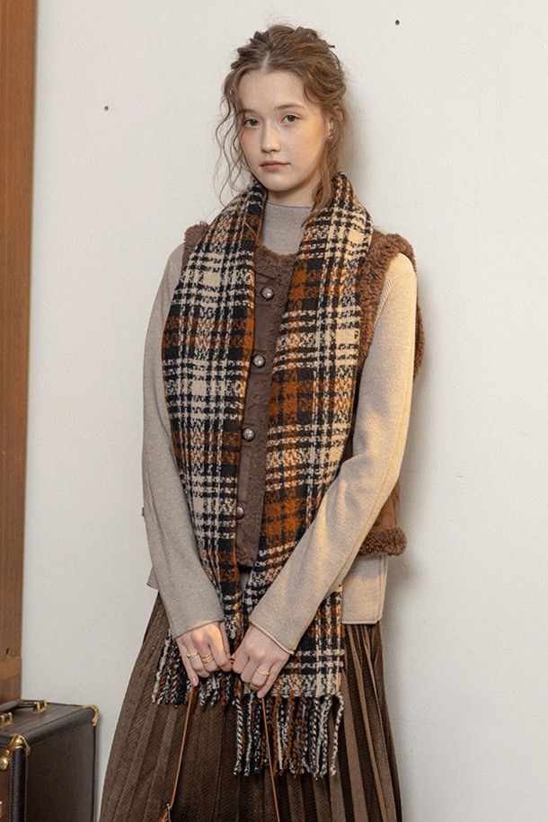 브라운과 베이지 두 가지 색상으로 출시된 플레인 컬러 체크 머플러입니다. 울 소재로 제작되어 부드러운 촉감과 뛰어난 보온성을 자랑하며, 가을/겨울 시즌에 따뜻하게 착용하기 좋습니다. 클래식과 캐주얼 스타일 모두 소화 가능한 체크 패턴에 프린지 장식으로 포인트를 더했습니다. 출근룩 또는 모임룩에 매치하여 세련된 스타일을 연출해보세요. 미니멀한 룩에도 포인트 아이템으로 활용하기 좋습니다.
