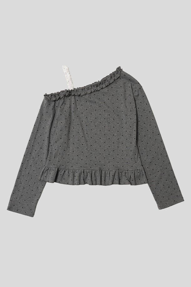 폴카 도트 레이스 숄더 스트랩 탑_2컬러는 여성스러운 무드를 연출하는 티셔츠입니다. 부드러운 면 소재로 제작되어 편안한 착용감을 선사하며, 크롭 기장과 레귤러핏으로 다리가 길어 보이는 효과를 줍니다. 은은한 그레이 컬러에 도트 무늬가 더해져 캐주얼하면서도 로맨틱한 분위기를 자아냅니다. 어깨 레이스 디테일, 프릴 디테일, 스트랩 디자인이 돋보이며, 데이트룩이나 모임룩에 활용하기 좋습니다. 봄, 여름, 가을 시즌에 활용 가능한 얇은 두께의 긴소매 티셔츠입니다.
