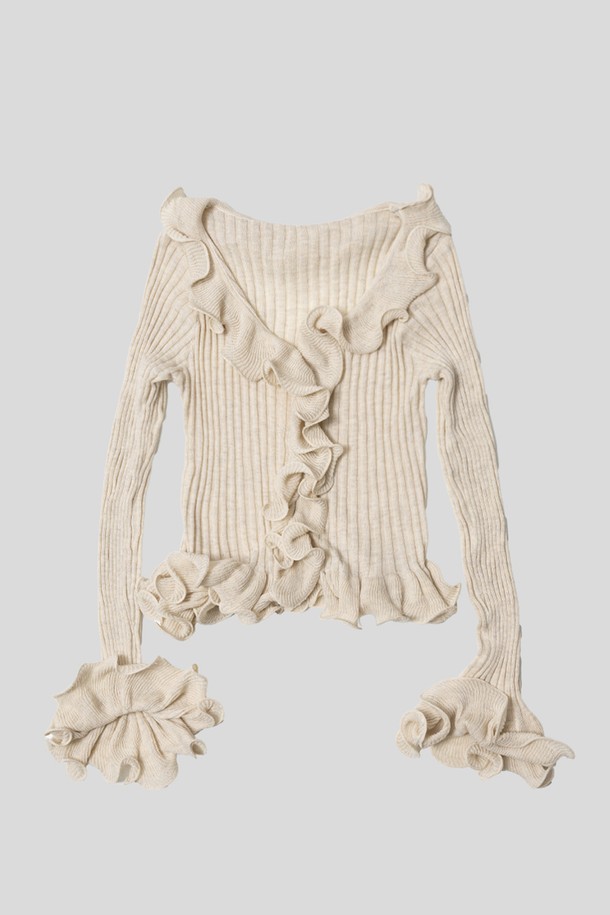 '슬림핏 크링클 니트 탑'은 부드러운 촉감의 니트 소재로 제작된 여성 상의입니다. 오프숄더 디자인과 프릴, 주름 디테일이 더해져 우아한 무드를 연출하며, 봄, 가을에 착용하기 좋습니다. 슬림핏으로 여성스러운 실루엣을 강조하며, 크롭 기장으로 다리가 길어 보이는 효과를 줍니다. 베이지 컬러의 골지 패턴은 클래식, 로맨틱, 미니멀 스타일을 모두 소화 가능하게 합니다. 데이트룩, 모임룩 등 다양한 TPO에 활용하여 세련된 스타일을 완성해 보세요.
