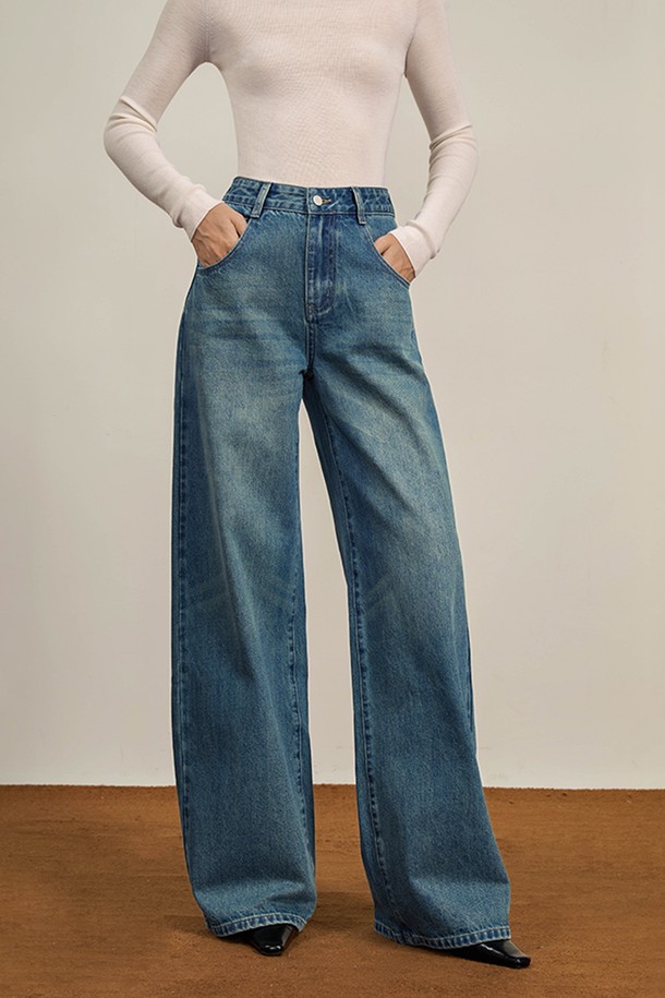 캐주얼하고 베이직한 스타일의 여성용 스트레이트 와이드 레그 청바지입니다. 봄, 가을에 착용하기 좋은 긴 기장의 데님 바지로, 루즈핏으로 편안한 착용감을 선사합니다. 무지 디자인에 뻣뻣한 촉감이 특징이며, 넉넉한 와이드 핏으로 다리 라인을 커버해 줍니다. 포켓 디테일이 있어 실용성을 더했으며, 일상복으로 활용하기 좋습니다. 블루 컬러로 다양한 상의와 손쉽게 매치할 수 있습니다.
