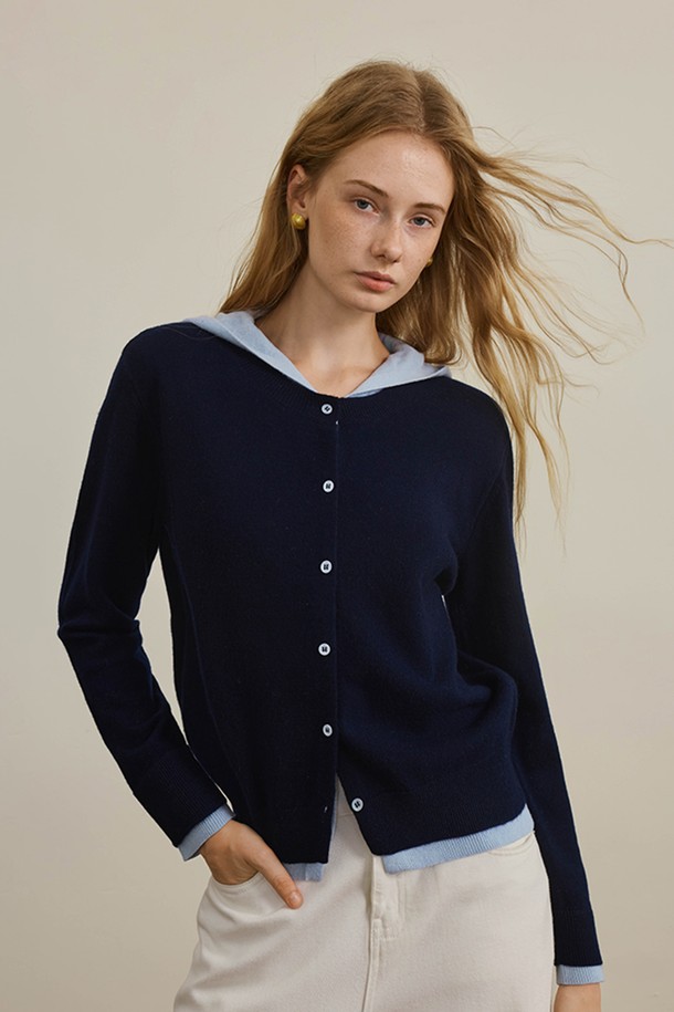 "페이크 투피스 후드 니트"는 가을, 겨울 시즌에 어울리는 여성 의류입니다. 부드러운 니트 소재로 제작되었으며, 네이비와 화이트 두 가지 색상으로 만나볼 수 있습니다. 캐주얼하고 베이직한 스타일로, 데이트룩과 모임룩에 모두 잘 어울립니다. 레귤러핏에 후드 디자인, 긴 소매 기장, 두꺼운 두께감으로 따뜻하게 착용 가능하며, 페이크 레이어드와 버튼 디테일이 특징입니다. 미니멀한 스타일을 즐기는 분들께 추천합니다.
