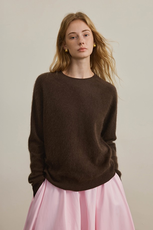 **솔리드 컬러 루즈 니트_4컬러**는 부드러운 촉감의 니트 소재로 제작되어 가을과 겨울에 따뜻하게 입을 수 있는 여성 상의입니다. 베이직하고 캐주얼한 스타일로, 루즈핏 디자인과 라운드넥으로 편안함을 더했습니다. 4가지 다양한 컬러로 구성되어 있어, 출근룩을 포함한 다양한 일상 스타일을 연출하기 좋습니다. 긴소매와 두꺼운 두께감으로 보온성을 높였으며, 캐주얼, 클래식, 미니멀 스타일 모두 소화 가능한 활용도 높은 아이템입니다.
