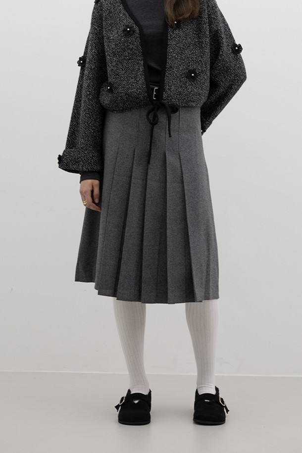 겨울철, 따뜻하고 스타일리시하게 연출할 수 있는 솔리드 컬러 플리츠 스커트입니다. 부드러운 울 소재로 제작되어 포근한 착용감을 선사하며, 두꺼운 두께감으로 추운 날씨에도 따뜻하게 입을 수 있습니다. 차분한 그레이 컬러와 A라인의 플리츠 디자인이 베이직하면서도 클래식한 무드를 연출합니다. 하이웨스트 스타일로 다리가 길어 보이는 효과를 주며, 오피스룩, 출근룩, 모임룩 등 다양한 TPO에 활용 가능합니다. 미니멀한 스타일을 즐겨 입는 여성분들께 추천합니다.
