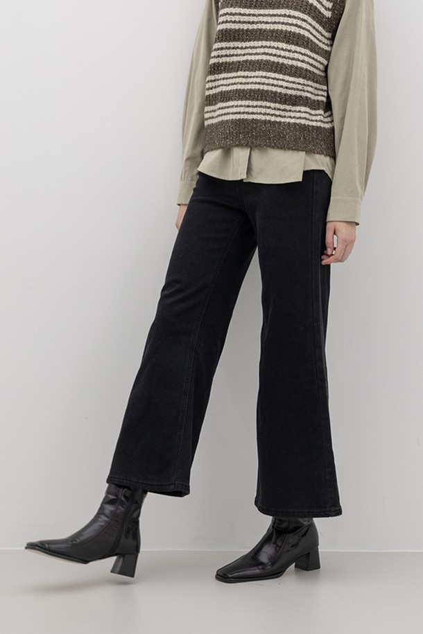 블랙 색상의 슬림핏 데님 팬츠입니다. 안감 전체가 기모 처리되어 포근하고 부드러운 촉감을 선사하며, 가을과 겨울에 따뜻하게 착용할 수 있습니다. 베이직하고 캐주얼한 스타일로, 다양한 상의와 매치하여 미니멀하고 클래식한 룩을 연출하기 좋습니다. 두꺼운 두께감으로 보온성을 높였으며, 슬림핏 디자인이 다리 라인을 더욱 슬림하게 보여줍니다. 플러시 라이닝 디테일이 고급스러움을 더합니다.
