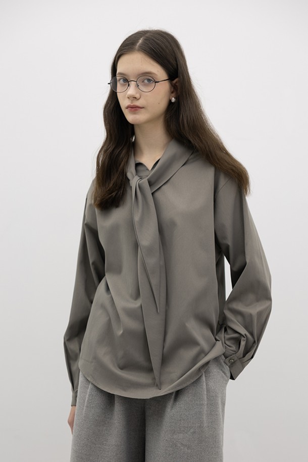 면 100% 소재의 '코튼 리본 셔츠_3color' 입니다. 부드러운 촉감과 얇은 두께로 봄, 가을 시즌에 착용하기 좋습니다. 미니멀하고 베이직한 디자인으로, 루즈 핏과 리본 넥 디테일이 여성스러운 분위기를 더합니다. 출근룩과 데이트룩 등 다양한 TPO에 활용 가능하며, 미니멀, 클래식, 캐주얼 스타일을 연출할 수 있습니다. 그레이 컬러의 무지 디자인으로 어떤 하의와도 쉽게 매치할 수 있습니다.
