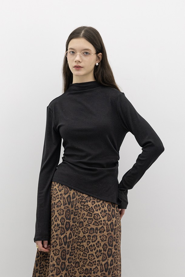 허리 디자인 라운드넥 탑_3컬러는 여성용 티셔츠로, 미니멀하고 베이직한 스타일을 추구하는 분들을 위한 아이템입니다. 부드러운 면 소재로 제작되어 봄, 가을, 겨울 모두 착용 가능하며, 슬림핏으로 깔끔한 실루엣을 연출합니다. 라운드넥 디자인에 허리 라인에 포인트를 주어 세련된 느낌을 더했습니다. 블랙 컬러의 무지 디자인으로 다양한 룩에 활용하기 좋으며, 긴 소매 기장으로 간절기에도 따뜻하게 입을 수 있습니다.
