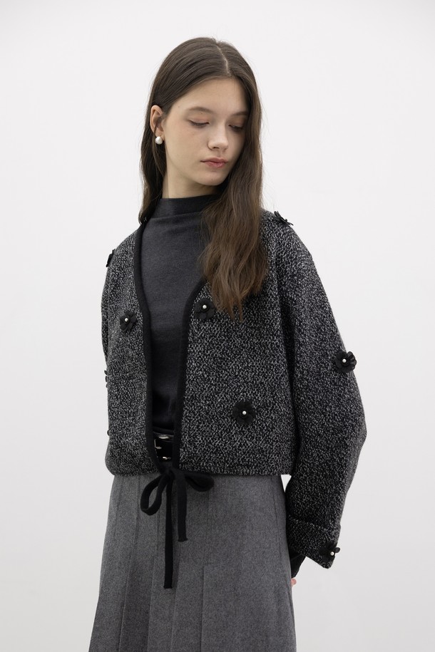 블랙 컬러의 드로우스트링 페탈 니트 가디건입니다. 부드러운 니트 소재로 제작되어 가을, 겨울 시즌에 따뜻하게 착용할 수 있습니다. 라운드넥 디자인에 긴 소매 기장, 레귤러 핏으로 캐주얼한 스타일을 연출합니다. 끈으로 여밀 수 있으며, 페탈 디테일이 포인트로 더해져 여성스러운 무드를 더합니다. 미니멀하면서도 개성 있는 스타일을 완성해 보세요.
