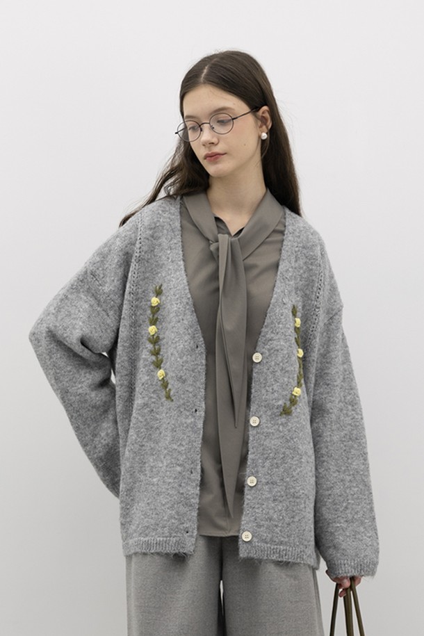 플라워 자수 니트 가디건_2컬러는 여성용 상의 니트/스웨터입니다. 캐주얼 및 베이직 스타일로 가을과 겨울에 따뜻하게 착용할 수 있으며, 루즈핏과 브이넥 디자인으로 편안한 착용감을 선사합니다. 부드러운 울 소재에 플라워 자수 디테일이 더해져 여성스러운 무드를 연출하며, 두 가지 컬러로 제공됩니다. 긴 소매 기장과 버튼 여밈 방식으로 클래식한 디자인을 강조합니다.
