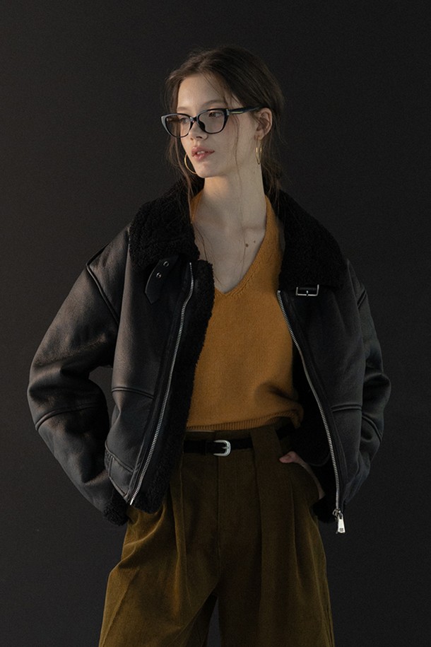 양털 아비에이터 무스탕 코트_3컬러는 캐주얼과 클래식, 미니멀 스타일을 모두 아우르는 여성 의류입니다. 부드러운 스웨이드와 퍼 소재, 두꺼운 두께감으로 겨울철 따뜻함을 선사하며, 데이트룩과 연말 모임룩에 적합합니다. 블랙과 브라운 두 가지 색상으로 제공되며, 오버핏 디자인과 긴 소매, 집업 여밈 방식으로 편안함을 더했습니다. 아비에이터 스타일과 양털 디테일이 돋보이는 무스탕 코트로, 당신의 겨울 스타일을 완성해 보세요.
