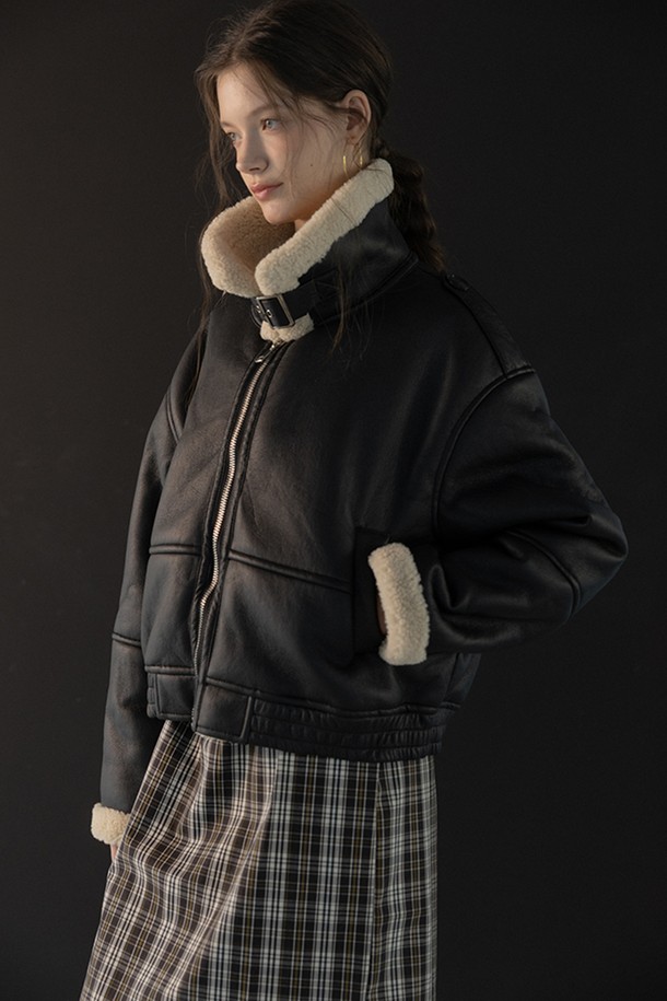 블랙 컬러의 Shearling aviator mustang coat(셔링 아비에이터 무스탕 코트)입니다. 여성용 아우터로, 캐주얼한 스타일을 연출하기 좋습니다. 두꺼운 두께감으로 겨울철 따뜻하게 착용할 수 있으며, 부드러운 촉감의 양털 소재를 사용하여 편안함을 더했습니다. 집업 스타일의 레귤러핏 디자인으로, 무지 패턴과 벨트 디테일, 양털 디테일이 특징입니다. 캐주얼, 미니멀, 클래식 스타일을 즐겨 입는 분들께 추천합니다.
