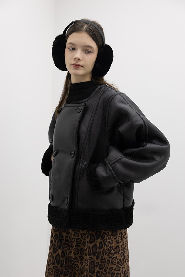 로우 칼라 무스탕 코트_2컬러는 여성용 무스탕 코트로, 부드러운 스웨이드 소재로 제작되어 가을, 겨울 시즌에 따뜻하게 착용할 수 있습니다. 캐주얼, 미니멀, 클래식 스타일을 아우르는 디자인으로, 일상에서 폭넓게 활용 가능합니다. 오버핏 크롭 기장에 로우 칼라, 싱글 버튼 여밈으로 트렌디한 무드를 연출합니다. 블랙 컬러의 무지 디자인과 긴 소매 기장으로 어떤 룩에도 쉽게 매치할 수 있습니다.
