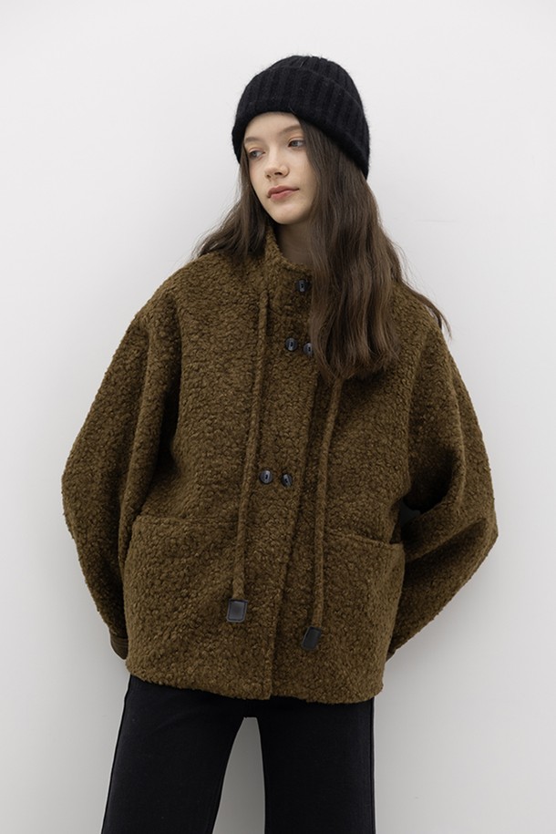 파일(pile) 커프스 따뜻한 숏 코트_2컬러는 여성용 아우터 코트로, 가을과 겨울에 착용하기 좋습니다. 부드러운 플리스 소재로 제작되어 포근한 착용감을 선사하며, 오버핏 숏 코트 디자인으로 캐주얼한 스타일을 연출합니다. 무지 패턴에 버튼 여밈 방식을 갖추고 있으며, 긴 소매와 커프스 디테일이 돋보입니다. 브라운 컬러로, 일상복으로 활용하기 좋습니다.
