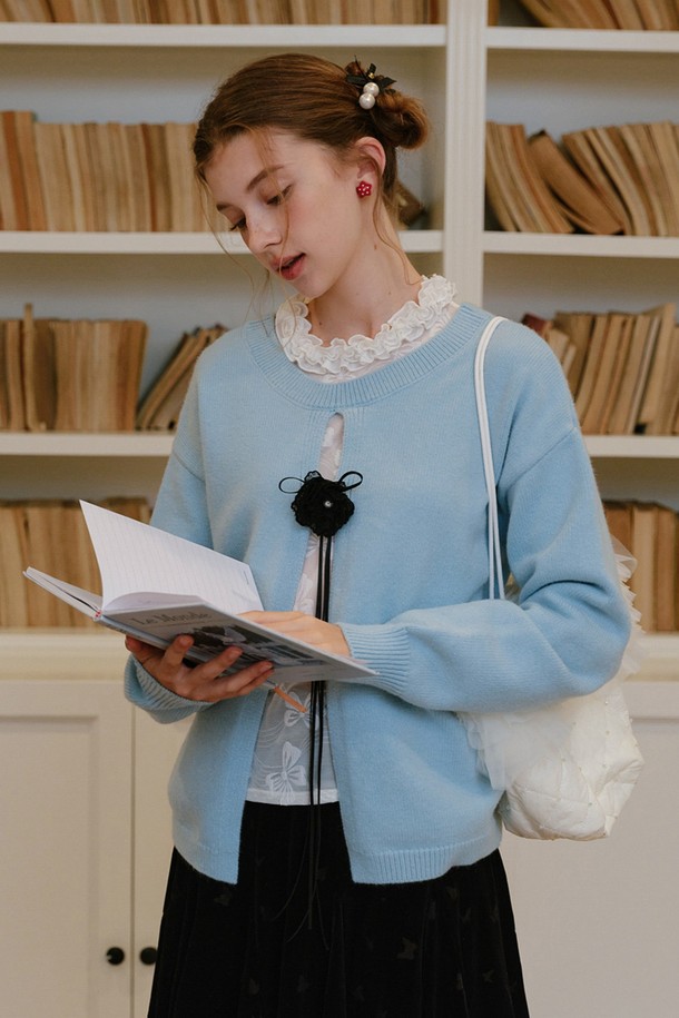 스카이블루 컬러의 백 슬릿 풀오버 스웨터입니다. 부드러운 니트 소재로 제작되어 봄, 가을 간절기에 활용하기 좋으며, 일상생활에서 편안하게 착용할 수 있습니다. 라운드넥과 레귤러핏 디자인으로 베이직하고 캐주얼한 스타일을 연출합니다. 긴 소매 기장과 얇은 두께감으로 간절기 레이어드룩에도 적합하며, 뒷면에 슬릿 디테일이 더해져 포인트를 더했습니다. 미니멀, 클래식 스타일을 선호하는 여성분들께 추천합니다.
