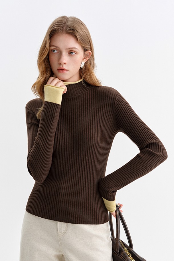 Color 블록 슬림 니트 탑_2color는 가을, 겨울 시즌에 어울리는 여성용 니트/스웨터입니다. 브라운과 옐로우 두 가지 색상으로 제공되며, 슬림핏 하프넥 디자인에 두꺼운 두께감으로 따뜻함을 더했습니다. 베이직하고 미니멀한 스타일을 추구하며, 골지 패턴과 컬러 블록 배색 디테일이 특징입니다. 긴 소매 기장의 레귤러 기장으로, 일상에서 편안하게 착용하기 좋습니다. 부드러운 촉감의 니트 소재로 제작되었습니다.
