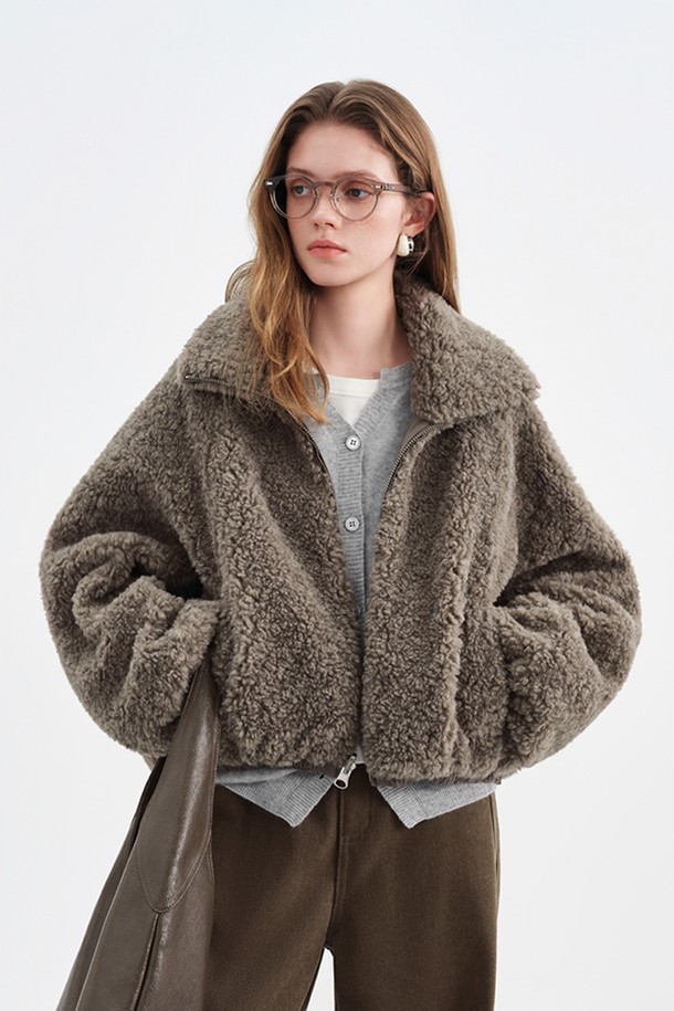 부드러운 퍼 소재와 인조가죽의 조화가 돋보이는 Fur 리버시블 재킷입니다. 캐주얼한 무드의 이 재킷은 브라운, 그레이 두 가지 컬러로 제공되며, 오버핏 디자인으로 편안한 착용감을 선사합니다. 가을, 겨울 시즌에 어울리는 두꺼운 두께감과 긴 소매 기장, 그리고 집업 여밈 방식이 특징입니다. 양면 착용이 가능하여 다양한 스타일 연출이 가능하며, 미니멀한 스타일을 즐기는 여성분들께 추천합니다.
