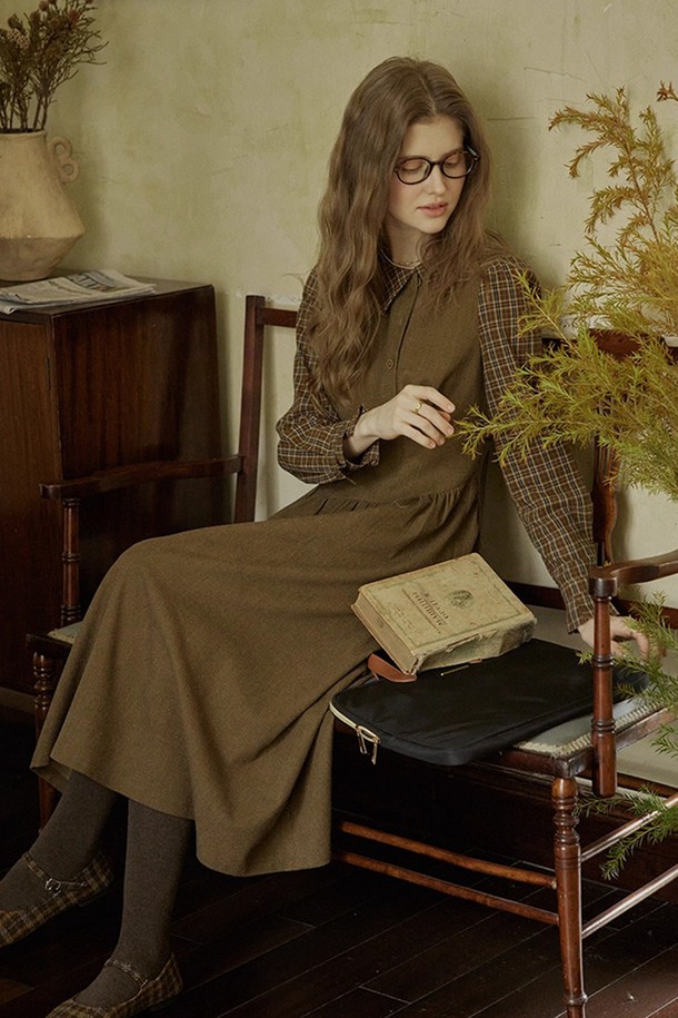 체크 플레드 셔츠 페이크 투피스 원피스는 클래식과 캐주얼 무드를 넘나드는 여성 의류입니다. 브라운 컬러의 울 소재로 제작되어 가을, 겨울 시즌에 따뜻하고 포근한 착용감을 선사합니다. 차이나칼라와 긴 소매, 두꺼운 두께감으로 보온성을 높였으며, 페이크 레이어드 디자인이 특징입니다. A라인 플레어 치마 핏이 여성스러운 실루엣을 연출하며, 데이트룩과 모임룩, 다양한 스타일을 소화할 수 있는 미니멀한 디자인입니다.
