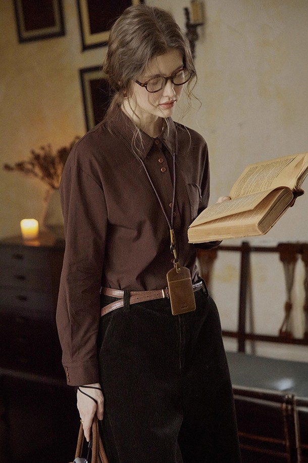 코코아 버튼 포켓 셔츠는 여성용 상의로, 봄, 가을에 어울리는 레귤러 핏의 긴소매 셔츠입니다. 부드러운 면 소재로 제작되어 편안한 촉감을 제공하며, 베이직하고 클래식한 스타일을 연출합니다. 무지 디자인에 라운드넥과 버튼 여밈 방식을 갖추고 있으며, 실용적인 포켓 디테일이 돋보입니다. 출근룩이나 오피스룩, 미니멀하고 캐주얼한 스타일로 활용하기 좋습니다. 코코아 또는 브라운 컬러를 선택하여 세련된 분위기를 더해보세요.
