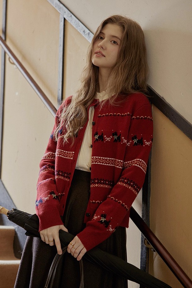 귀여운 강아지 모티프의 페어아일 패턴이 돋보이는 퍼피 페어 아일 가디건입니다. 부드러운 울 소재로 제작되어 가을과 겨울, 포근하고 따뜻하게 착용할 수 있습니다. 라운드넥 디자인과 레귤러핏으로 어떤 스타일에도 잘 어울립니다. 레드와 화이트 두 가지 컬러로 출시되어 취향에 맞게 선택 가능하며, 캐주얼한 무드를 연출하기 좋습니다. 버튼 여밈 방식으로 간편하게 착용할 수 있으며, 두꺼운 두께감으로 보온성을 높였습니다.
