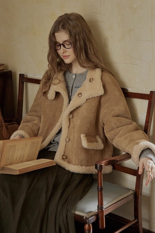 베이직한 디자인과 부드러운 촉감이 돋보이는 스웨이드 리버시블 재킷입니다. 가을, 겨울 시즌에 어울리는 두꺼운 두께감으로 따뜻하게 착용할 수 있으며, 캐주얼부터 클래식까지 다양한 스타일을 연출할 수 있습니다. 베이지와 브라운 두 가지 컬러로 출시되어, 출근룩이나 모임룩 등 TPO에 맞춰 활용하기 좋습니다. 레귤러 핏에 버튼 여밈 방식, 긴 소매 기장으로 편안함과 스타일리시함을 동시에 갖췄습니다. 안감의 포켓 디테일이 실용성을 더해줍니다.
