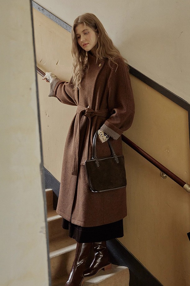 브라운 컬러의 플레드 커프스 벨티드 코트입니다. 울 소재로 제작되어 가을, 겨울 시즌에 따뜻하게 착용할 수 있으며, 두꺼운 두께감으로 보온성을 높였습니다. 클래식하고 베이직한 스타일로, 오피스룩, 출근룩, 모임룩 등 다양한 TPO에 활용 가능합니다. 허리 벨트로 허리 라인을 강조하여 여성스러운 실루엣을 연출하며, 긴 소매와 커프스 디테일이 특징입니다. 레귤러핏으로 편안하게 착용 가능하며 미디엄 기장으로 다리가 길어 보이는 효과를 줍니다.
