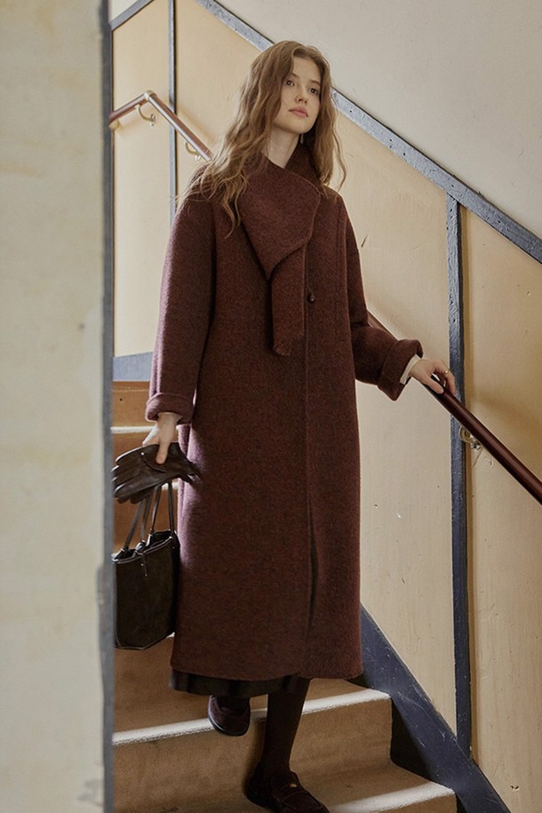 가을, 겨울 시즌 당신의 품격을 높여줄 심플 스카프 버튼 코트입니다. 부드러운 울 소재로 제작되어 포근하고 고급스러운 착용감을 선사하며, 롱 기장과 루즈핏으로 편안하면서도 세련된 실루엣을 연출합니다. 클래식하고 미니멀한 디자인으로, 무지 패턴과 브라운 컬러가 어떤 옷에도 잘 어울려 출근룩과 모임룩 등 다양한 TPO에 활용 가능합니다. 특히 스카프 디테일이 더해져 포인트를 주며, 버튼 여밈 방식으로 간편하게 스타일링할 수 있습니다.
