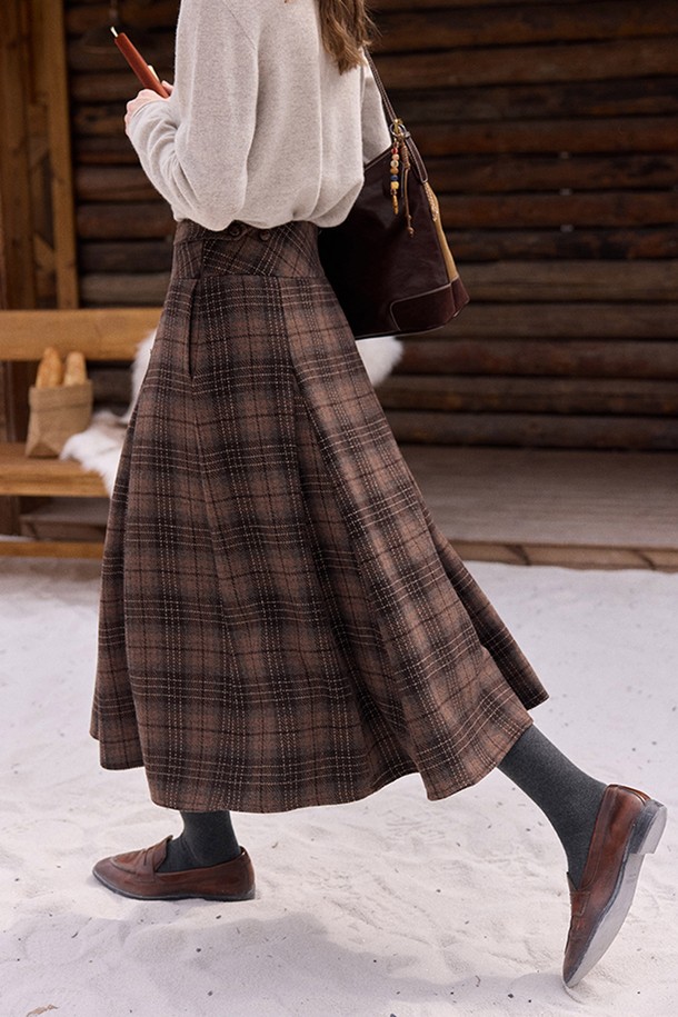 브라운 컬러의 체크 체크 시계 스커트입니다. 울 소재로 제작되어 가을, 겨울 시즌에 따뜻하게 착용할 수 있으며, 두꺼운 두께감으로 포근한 착용감을 선사합니다. 플레어 디자인과 A라인 핏으로 여성스러운 실루엣을 연출하며, 클래식 및 캐주얼 스타일을 모두 소화할 수 있습니다. 미디엄 기장으로 출근룩이나 모임룩 등 다양한 TPO에 활용 가능하며, 부드러운 촉감으로 편안하게 즐겨 입을 수 있습니다.
