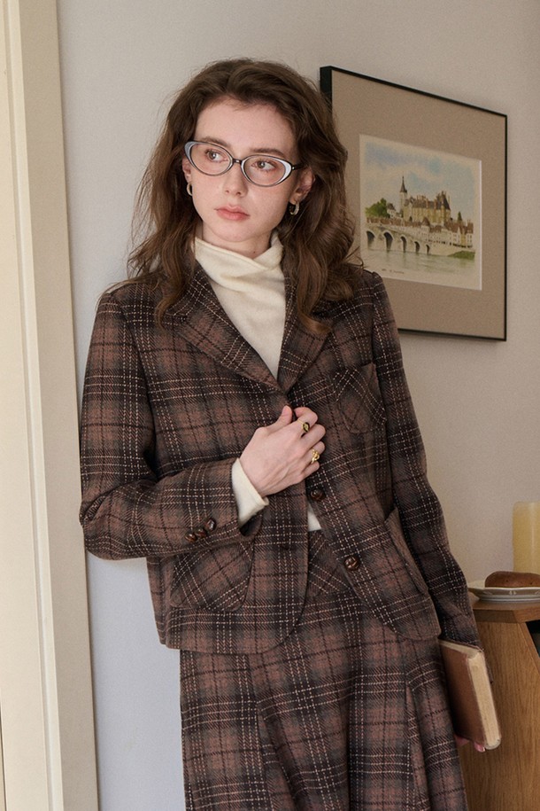 'Check clock 재킷'은 여성스러운 클래식 무드를 연출하는 브라운 컬러의 체크 자켓입니다. 울 소재로 제작되어 가을, 겨울 시즌에 따뜻하게 착용할 수 있으며, 두꺼운 두께감으로 포근함을 더합니다. 레귤러 핏에 싱글 버튼 여밈 방식으로, 오피스룩, 출근룩, 모임룩 등 다양한 TPO에 활용 가능합니다. 테일러드 코트 타입의 긴 소매 디자인으로, 미니멀하면서도 세련된 스타일을 완성합니다. 클래식한 체크 패턴이 돋보이는 이 재킷은 당신의 옷장에 품격을 더해줄 것입니다.
