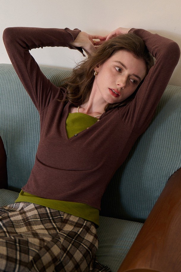 브라운과 그린 두 가지 색상으로 만나볼 수 있는 스티칭 페이크 니트 탑입니다. 부드러운 촉감의 니트와 아크릴 혼방 소재로 제작되어 가을, 겨울 시즌에 따뜻하게 착용하기 좋습니다. 라운드넥에 레귤러핏으로 제작되었으며, 캐주얼하고 베이직한 스타일을 연출하기 좋습니다. 무지 디자인에 스티칭 디테일이 더해져 밋밋함을 덜었습니다. 긴 소매 기장과 두꺼운 두께감으로 포근하게 즐기기 좋은 데일리 상의입니다.
