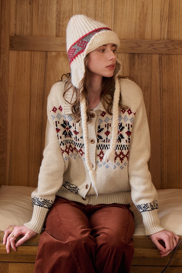 아이슬란드 니트 가디건은 부드러운 울 소재로 제작되어 가을과 겨울에 따뜻하게 착용할 수 있습니다. 라운드넥 디자인에 레귤러 핏으로, 캐주얼한 무드를 연출하며 데이트룩과 모임룩에 적합합니다. 아이보리, 레드, 네이비 세 가지 색상으로 출시되어 다양한 스타일에 매치하기 좋습니다. 노르딕 패턴과 긴 소매, 두꺼운 두께감으로 포근함을 더했습니다. 버튼 여밈 방식으로 클래식하고 미니멀한 스타일을 완성해보세요.
