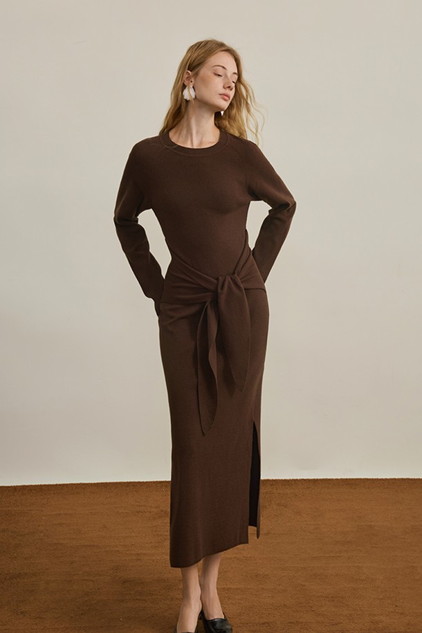 브라운 컬러의 스트랩 니트 원피스입니다. 부드러운 니트 소재로 제작되어 가을, 겨울 시즌에 따뜻하게 착용할 수 있습니다. 미니멀하고 베이직한 스타일에 허리 벨트와 스트랩 디테일이 더해져 포인트를 줍니다. H라인 스트레이트 핏으로 레귤러핏을 선사하며, 라운드넥과 긴 소매 디자인으로 세련된 무드를 연출합니다. 출근룩과 데이트룩 등 다양한 TPO에 미니멀, 클래식한 스타일로 활용하기 좋습니다.
