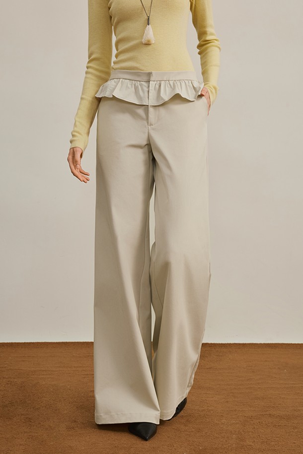 레이스 배색 와이드 팬츠는 여성스러운 분위기를 강조하는 베이지 컬러의 긴 바지입니다. 봄, 가을에 어울리는 이 팬츠는 엘레강스한 스타일을 추구하는 분들께 적합하며, 데이트룩과 모임룩을 위한 완벽한 선택입니다. 와이드 핏과 루즈핏으로 편안함을 더했으며, 레이스 디테일이 돋보입니다. 클래식, 미니멀, 로맨틱 스타일을 모두 소화할 수 있는 활용도 높은 아이템입니다.
