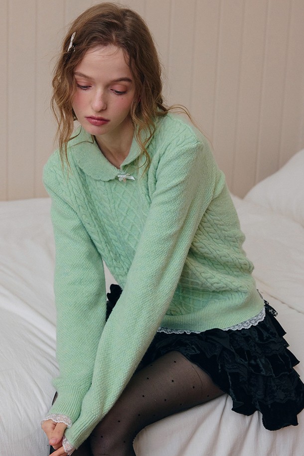 레이스 디테일이 돋보이는 돌리 칼라 니트 스웨터입니다. 부드러운 니트 소재로 제작되어 포근하고 편안한 착용감을 선사합니다. 민트 컬러와 레귤러 핏, 긴 소매 디자인으로 우아한 무드를 연출합니다. 데이트룩, 모임룩 등 다양한 TPO에 활용 가능한 아이템으로, 클래식, 로맨틱, 미니멀 스타일을 즐기는 여성분들께 추천합니다. 특히 돌리 칼라와 레이스 디테일이 페미닌한 포인트를 더해줍니다.
