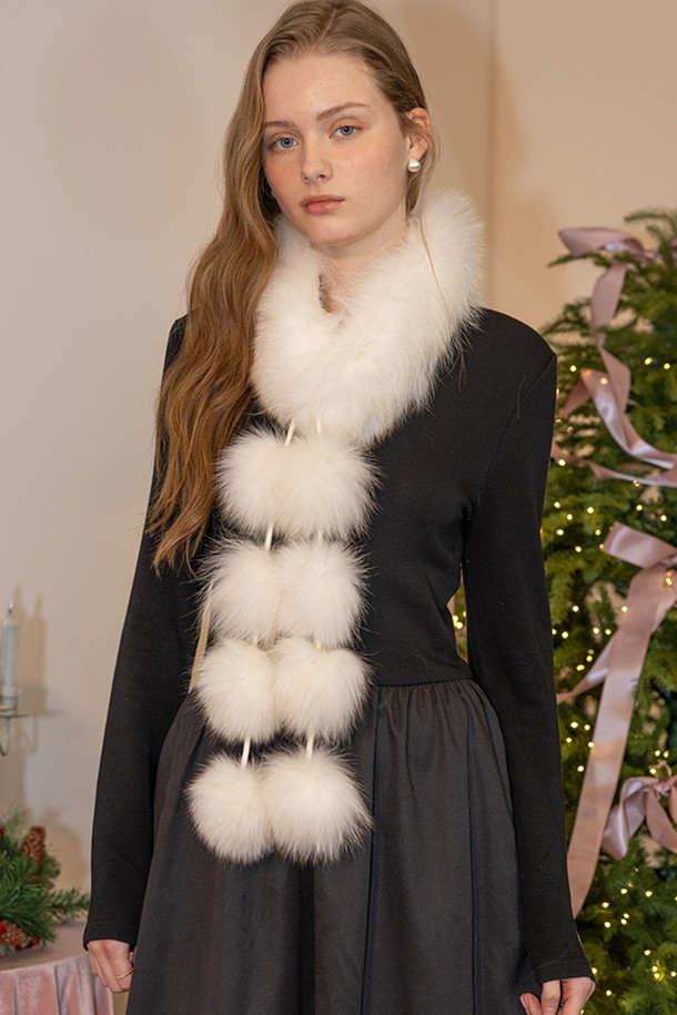 "Fur ball warm muffler_화이트"는 부드러운 퍼(fur) 소재로 제작되어 포근함을 선사하는 여성용 머플러입니다. 쌀쌀한 겨울철, 우아하고 따뜻한 스타일을 연출하기에 좋은 아이템입니다. 무지 디자인에 퍼볼 장식이 더해져 사랑스러운 포인트를 더했습니다. 두꺼운 두께감으로 보온성을 높였으며, 부드러운 촉감이 편안한 착용감을 제공합니다. 클래식하면서도 미니멀한 무드로 다양한 룩에 매치하기 좋습니다.
