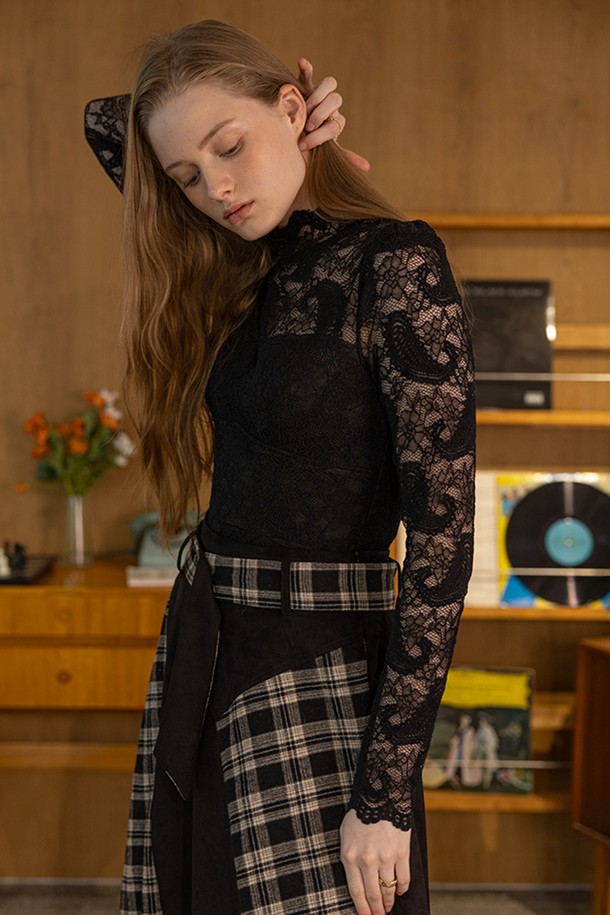 레이스 패턴 롱 슬리브 탑_2컬러는 여성스러운 분위기를 연출하는 긴소매 티셔츠입니다. 부드러운 레이스 소재와 얇은 두께감으로 봄, 가을에 적합하며, 라운드넥과 레귤러핏 디자인으로 편안하게 착용할 수 있습니다. 페미닌한 스타일을 강조하며, 데이트룩이나 모임룩에 잘 어울립니다. 클래식, 로맨틱, 미니멀 스타일 모두 소화 가능하며, 레이스 패턴과 체크 패턴 배색이 세련된 포인트를 더합니다. 블랙 컬러로 다양한 하의와 매치하기 용이합니다.
