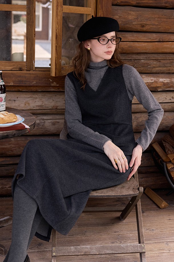 세련된 스타일을 연출하는 아세테이트 투 베스트 드레스입니다. 부드러운 촉감의 아세테이트 소재로 제작되었으며, 가을과 겨울에 어울리는 얇은 두께감으로 레이어드하여 다양한 스타일을 연출할 수 있습니다. 블랙 컬러의 브이넥 디자인과 A라인 플레어 스커트가 여성스러운 실루엣을 강조하며, 민소매 베스트형 디자인으로 클래식하고 미니멀한 무드를 선사합니다. 오피스룩, 모임룩, 소개팅룩 등 다채로운 TPO에 시크하게 매치하여 세련된 스타일을 완성해 보세요.
