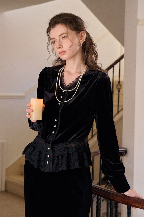 레이스 벨벳 블라우스_2color는 우아한 스타일을 추구하는 여성분들을 위한 상의입니다. 부드러운 벨벳 소재에 섬세한 레이스 패턴이 더해져 고급스러운 분위기를 자아냅니다. 라운드넥 디자인과 레귤러핏으로 편안하게 착용 가능하며, 긴 소매와 두꺼운 두께감으로 가을, 겨울 시즌에 따뜻하게 입을 수 있습니다. 프릴 디테일이 여성스러움을 더하며, 모임룩, 데이트룩, 파티룩 등 다양한 TPO에 활용할 수 있습니다. 클래식, 로맨틱, 미니멀 스타일을 즐겨 입는 분들께 추천합니다.
