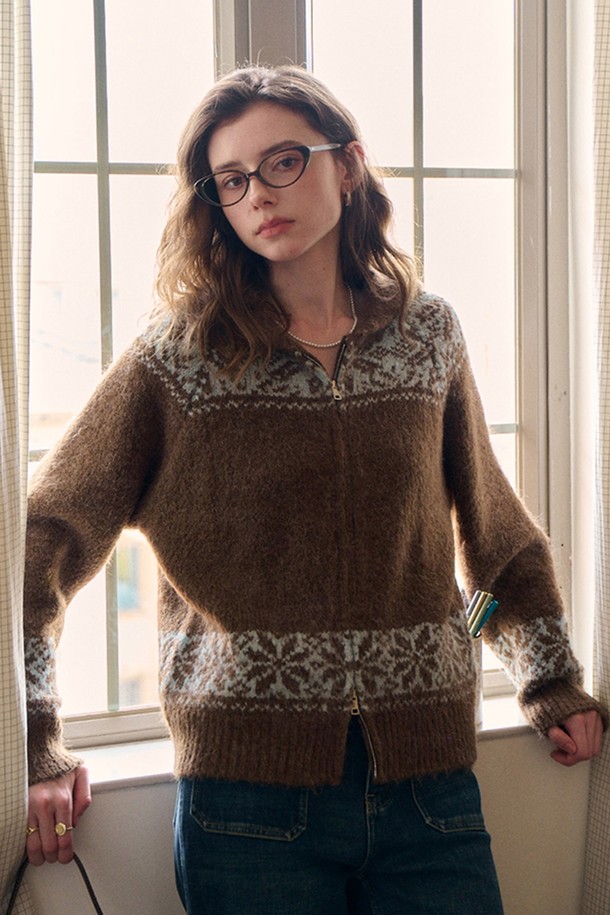 후디드 티프 아일 니트 가디건_2coor는 여성용 니트 가디건입니다. 부드러운 울 소재로 제작되었으며, 가을과 겨울에 따뜻하게 착용할 수 있습니다. 캐주얼한 스타일의 레귤러 핏으로, 후드 디자인과 집업 여밈 방식이 특징입니다. 아일 패턴과 2가지 컬러 옵션으로 제공되어 다양한 코디에 활용하기 좋습니다. 긴 소매 기장의 두꺼운 두께감으로 포근함을 더했습니다.
