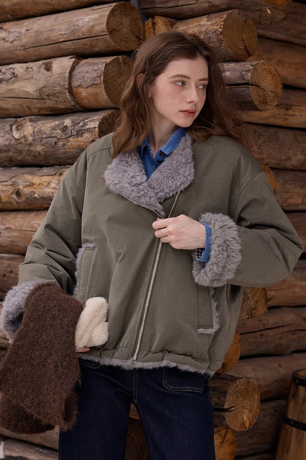 **Zipper lapel short 재킷_2color**는 캐주얼한 스타일의 여성용 숏패딩입니다. 카키와 그레이 두 가지 색상으로 출시되었으며, 부드러운 촉감의 폴리에스테르 소재에 두꺼운 두께감으로 겨울철 따뜻하게 착용할 수 있습니다. 숏 기장에 래귤러핏으로 편안함을 더했으며, 긴 소매와 지퍼 디테일, 퍼 카라가 특징입니다. 안감은 퍼로 마감되어 보온성을 높였습니다. 
