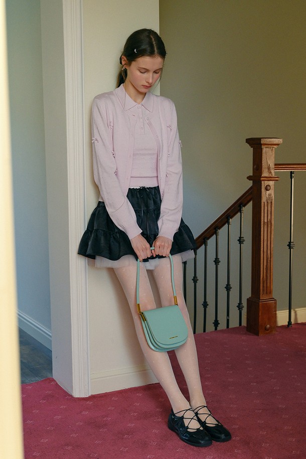 체스트 핑크 보우 니트 가디건은 부드러운 촉감의 폴리에스테르, 나일론, 실크 혼방 소재로 제작되어 우아하고 로맨틱한 분위기를 연출합니다. 얇은 두께감과 긴 소매 기장으로 봄, 가을에 활용하기 좋으며, 스위트하트넥과 리본 장식, 드레이핑 디테일이 여성스러운 매력을 더합니다. 핑크 파스텔 톤과 레귤러핏 디자인으로 데이트룩, 카페룩, 모임룩 등 다양한 TPO에 맞춰 로맨틱, 클래식, 미니멀 스타일을 연출할 수 있습니다. 무지 패턴으로 어떤 하의와도 쉽게 매치하여 세련된 스타일링을 완성할 수 있습니다.
