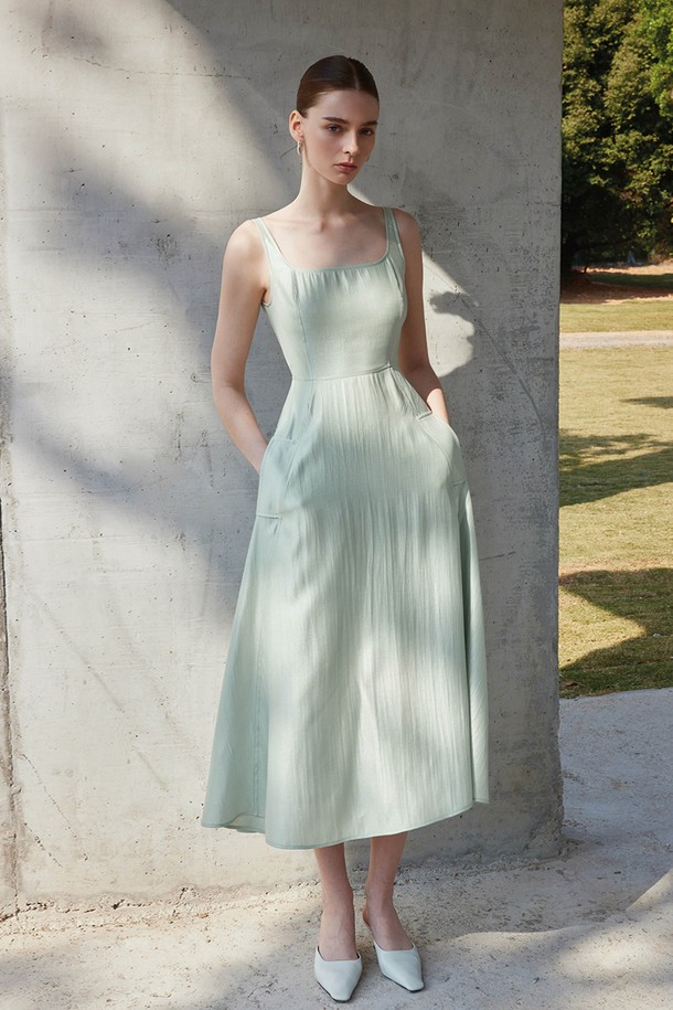 여성용 YY_Sleeveless 서스펜더 미디 드레스는 산뜻한 라이트 그린 색상의 A라인 플레어 스커트가 특징이며, 봄, 여름 시즌에 어울리는 우아하고 미니멀한 스타일을 연출합니다. 부드러운 비스코스와 나일론 혼방 소재로 제작되었으며, 얇은 두께와 레귤러 핏으로 편안한 착용감을 제공하고, 스퀘어넥 디자인과 포켓 디테일이 돋보입니다. 안감이 있어 비침을 방지하며, 무지 패턴이 특징인 민소매 서스펜더 미디 드레스로 일상에서 세련된 스타일을 완성할 수 있습니다.
