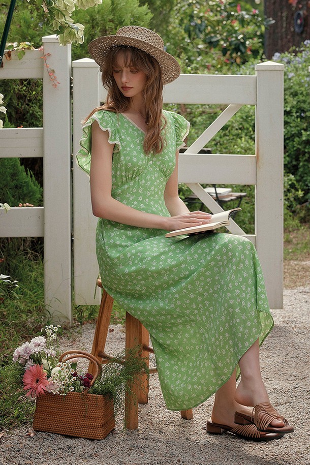 라임 또는 그린 색상의 SR_Lime wild v-neck 로맨틱 원피스를 만나보세요. 봄, 여름에 어울리는 브이넥 A라인 미디 원피스로, 도트 및 플라워 패턴과 자수 디테일이 특징입니다. 폴리에스테르 소재로 제작되었으며, 안감이 있고 허리 뒷부분 조절 끈이 있어 여성스러운 실루엣을 연출합니다.
