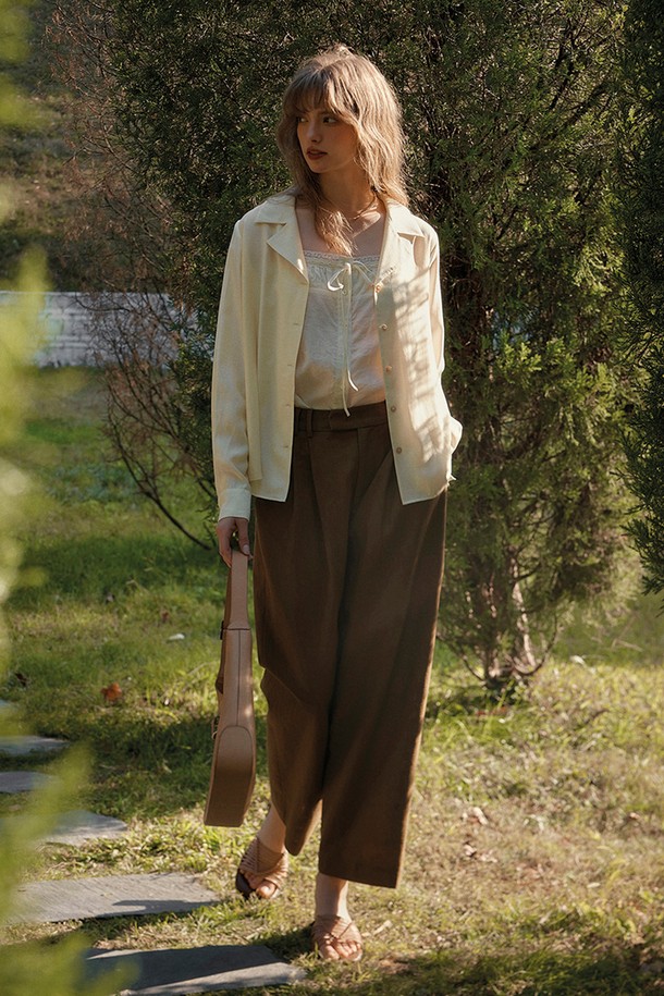 SR 워킹 컴포터블 릴랙스드 팬츠는 편안한 착용감을 선사하는 여성용 와이드 팬츠입니다. 부드러운 레미와 면 혼방 소재로 제작되어 통기성이 뛰어나 봄, 여름 시즌에 시원하게 입을 수 있습니다. 브라운 컬러의 무지 디자인에 '레트로' 감성을 더해 클래식하고 우아한 스타일을 연출합니다. 데이트룩이나 카페룩에 어울리며, 레귤러 핏과 긴 기장으로 편안함과 멋을 동시에 잡았습니다. 여성스러운 디테일이 돋보이는 얇은 두께의 와이드 팬츠입니다.
