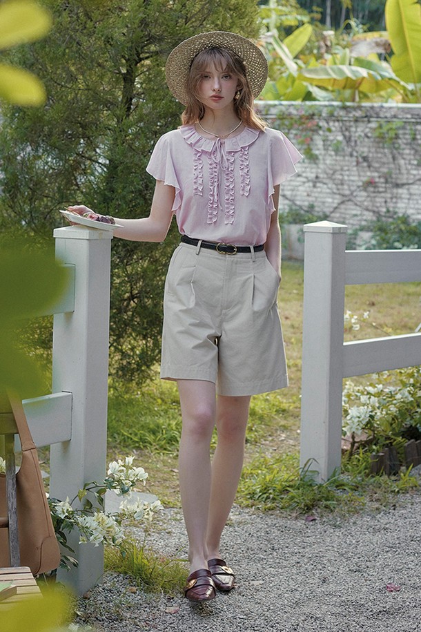 SR_Raspberry forest top은 부드러운 면 소재의 얇은 두께로 제작된 여성용 반소매 티셔츠입니다. 은은한 라이트 핑크 색상에 프릴과 리본 디테일이 더해져 우아하고 페미닌한 무드를 연출하며, 레트로 스타일까지 아우릅니다. 라운드넥 디자인의 레귤러 핏으로 편안하게 착용할 수 있으며, 안감이 있어 부담 없이 일상에서 즐겨 입기 좋습니다.
