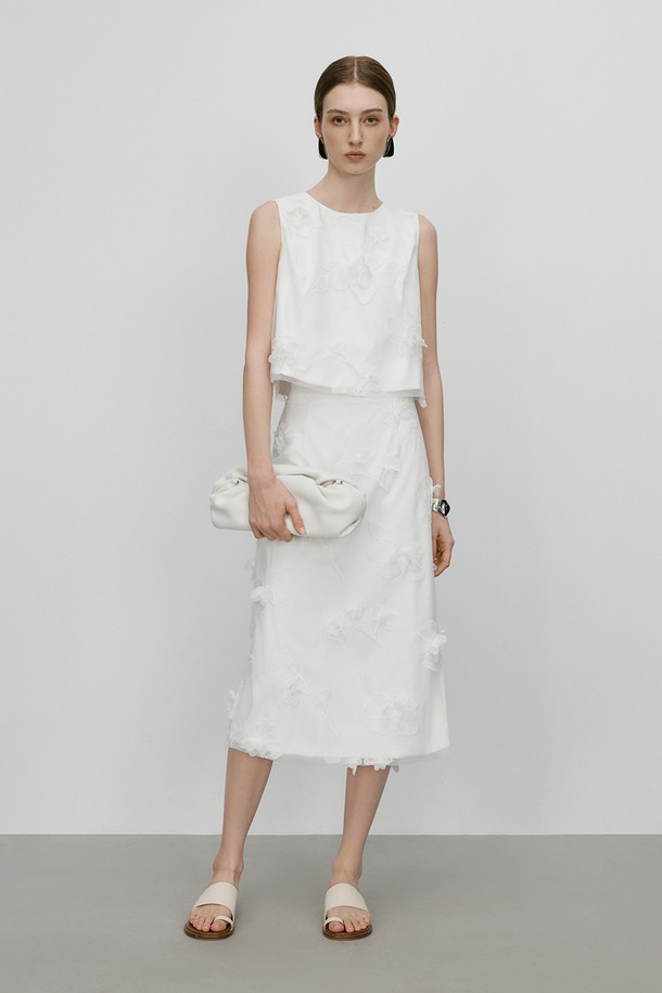 WD_Flower 민소매 탑은 부드러운 폴리에스테르 소재로 제작되어 편안한 착용감을 선사합니다. 화이트 컬러의 무지 디자인에 뒷면 리본 디테일과 레이어드 디자인이 더해져 미니멀하면서도 세련된 스타일을 연출하며, 얇은 두께감으로 봄 시즌에 적합합니다. 라운드넥 레귤러핏으로 어떤 하의와도 잘 어울리며, 구조적인 실루엣이 돋보입니다.
