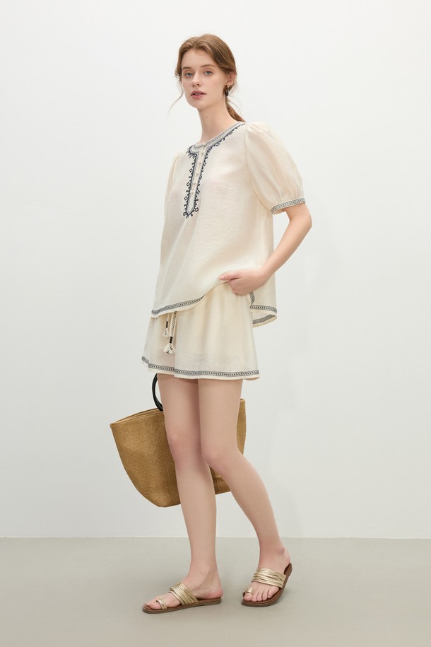 아이보리 색상의 여성용 보헤미안 자수 셔츠는 부드러운 LYOCELL 및 POLYAMIDE 혼방 소재로 제작되었으며, 브리즈 플러터 모먼트 디자인이 돋보입니다. 얇은 두께의 루즈핏 블라우스로, 라운드넥과 반소매 디자인이 특징이며, 봄, 여름철 일상복으로 적합합니다. 섬세한 자수 디테일이 우아한 무드를 더하며, 매칭 스커트는 별도로 구매할 수 있습니다.
